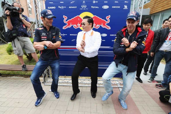 Sebastian Vettel và Mark Webber khá hào hứng với điệu nhảy đang gây sốt này.